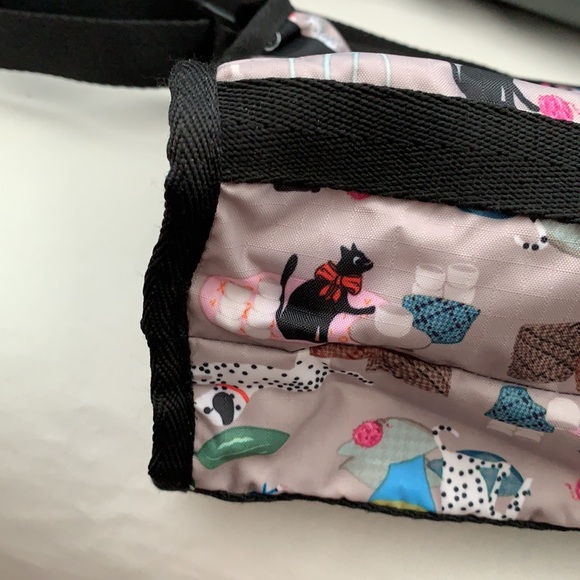 leSportsac crossbody bag with cat and dog print - Picture 9 of 9